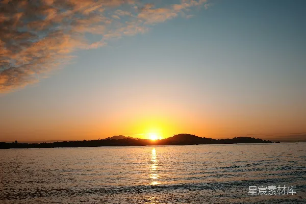 高清摄影 夕阳正在水面上落下。