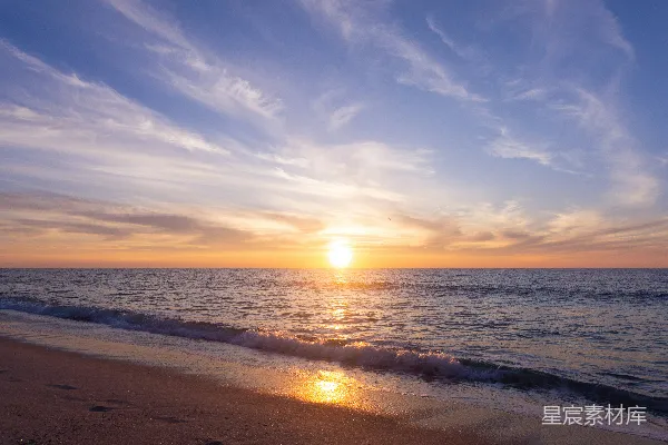 高清摄影 夕阳正洒在海面上，海滩上一片宁静。
