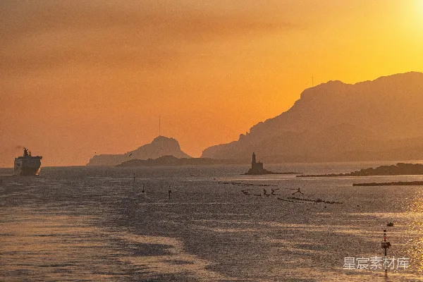 高清摄影 夕阳正在一片水域上落下