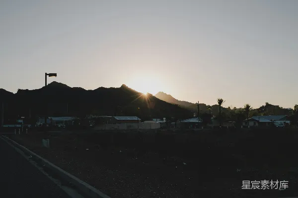 高清摄影 夕阳落山后方的山脉上。