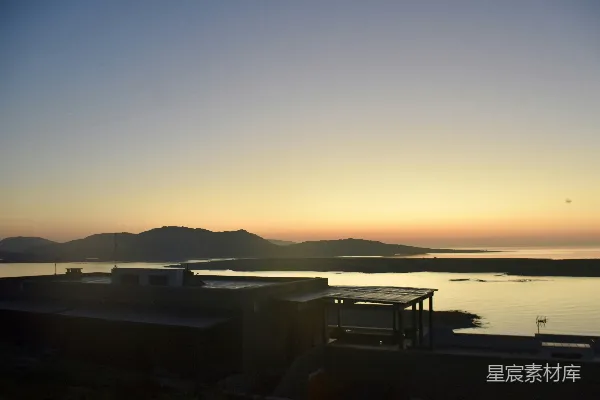 高清摄影 太阳正沉落在一片水域之上