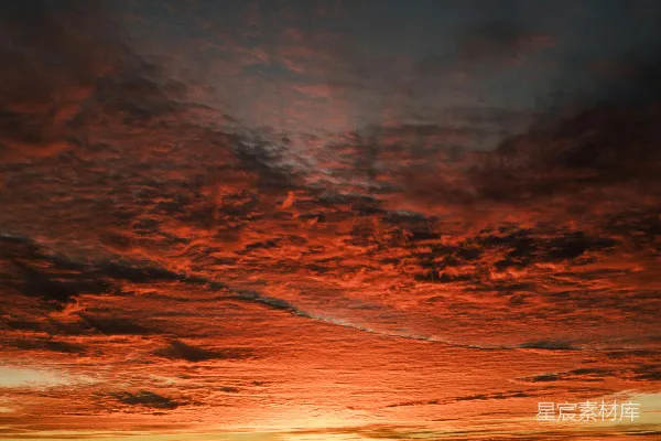 高清摄影 夕阳正映照在山脉之上