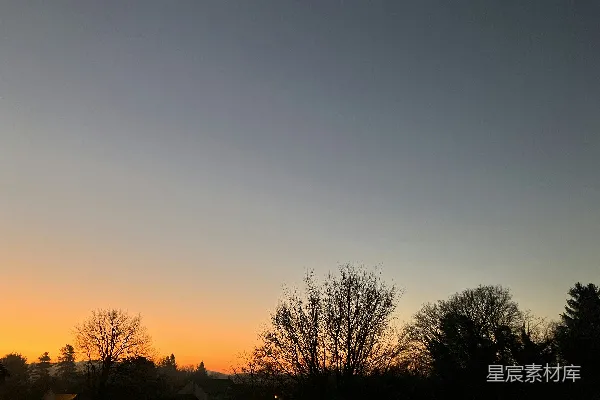 高清摄影 夕阳在树林上方缓缓落下。
