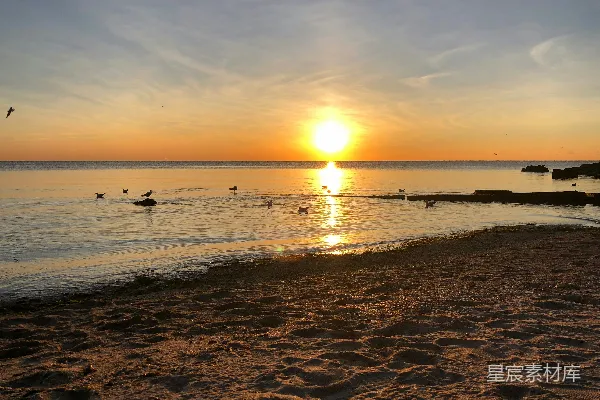 高清摄影 夕阳正挂在海面上。