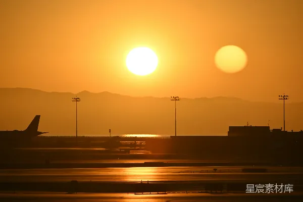 高清摄影 夕阳正在机场跑道上落下