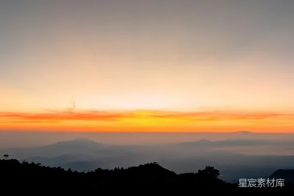 高清摄影 夕阳正落在这连绵的山脉之上