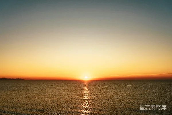 高清摄影 晴朗的一天，夕阳正缓缓沉入大海。