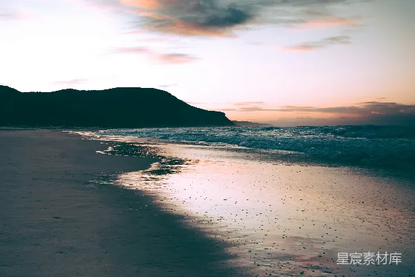 高清摄影 夕阳下的山边水域