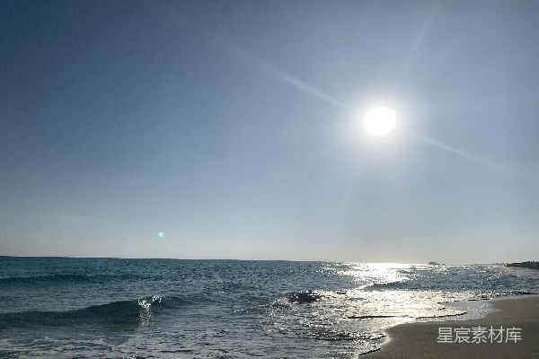 高清摄影 海浪白天拍打着海岸