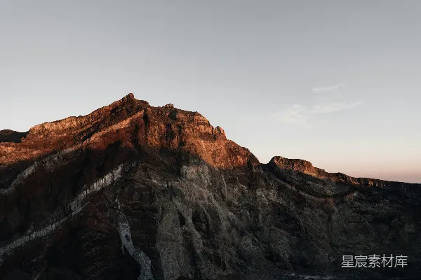 高清摄影 一座非常高大的山峰，背景是蓝天。