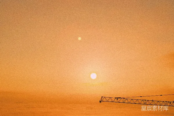 高清摄影 夕阳正落在这座塔吊后面