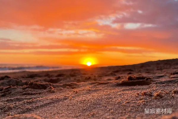 高清摄影 夕阳照耀着沙滩，地上铺满了沙子。