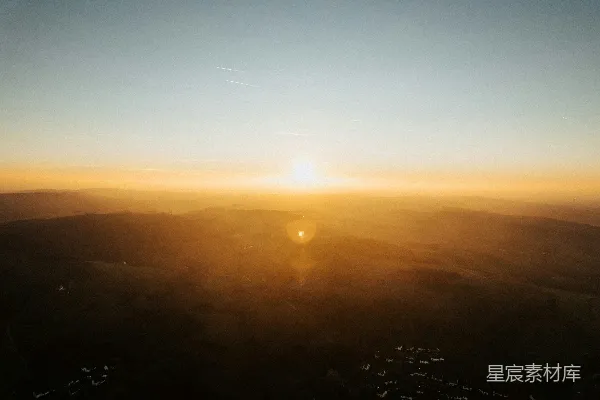 高清摄影 夕阳正挂在山脉之上