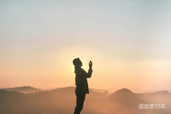 高清摄影 祈祷的男子剪影