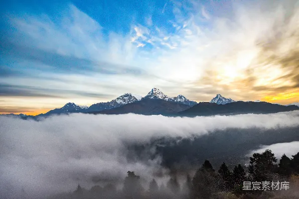 高清摄影 白天多云天空下覆盖着积雪的山峰
