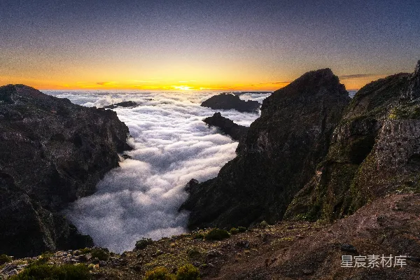高清摄影 夕阳正从山间的云层中落下。
