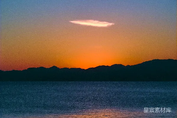 高清摄影 山的剪影在水边的夕阳下