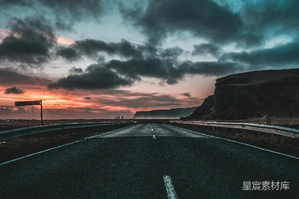 高清摄影 夕阳西下时被乌云笼罩的路面