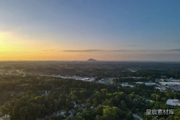 高清摄影 白天的绿树和青山