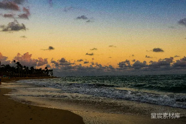 高清摄影 美丽的日落映照在海洋和沙滩上。