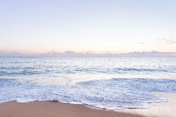 高清摄影 白天海浪拍打岸边的景象