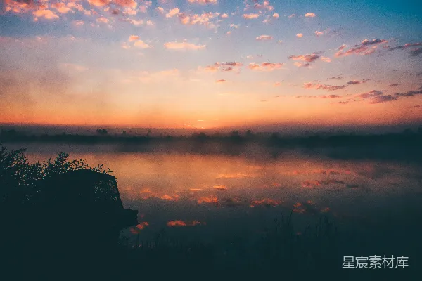 高清摄影 白云下的金色湖景
