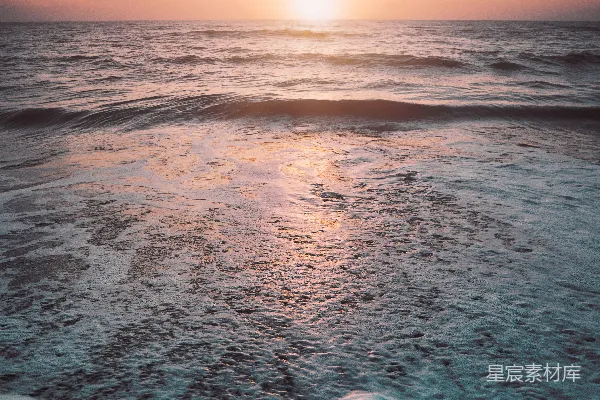 高清摄影 海浪在日落时拍打在岸边。