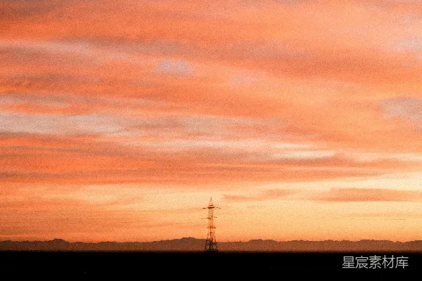高清摄影 一匹孤独的马站在田野里，背景是夕阳。