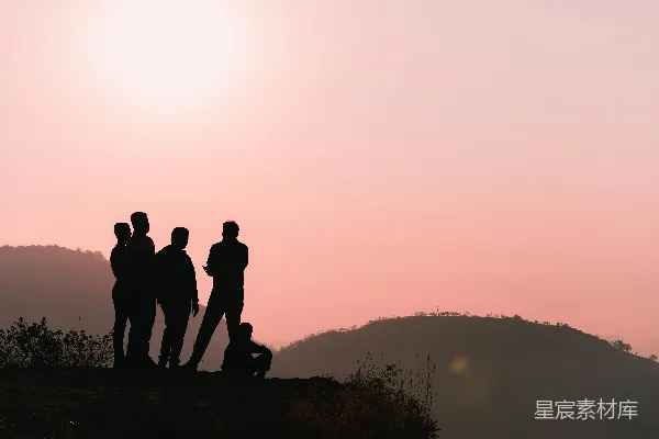 高清摄影 一群人在山顶上站着。
