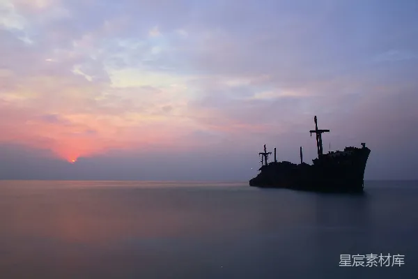 高清摄影 站在海中央岩石上的剪影，在日落时分。