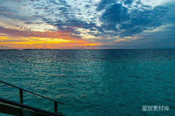 高清摄影 蓝天下的蓝色大海在日落时分