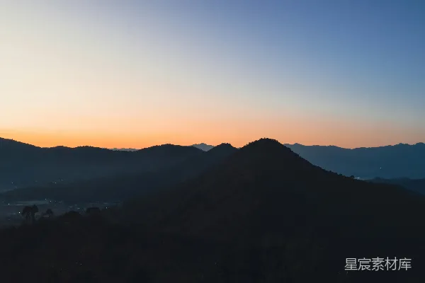 高清摄影 一幅山脉的景色，背景是夕阳。