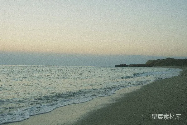 高清摄影 一个沙滩，海浪拍打着海岸。