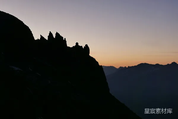 高清摄影 夕阳下，山间城堡剪影
