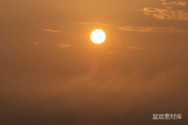 高清摄影 金色的太阳正缓缓沉落在平静的海平面上。