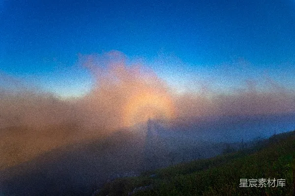 高清摄影 雾蒙蒙的山峰，天空中有一道彩虹