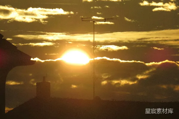 高清摄影 夕阳正映照在一座钟楼建筑上。