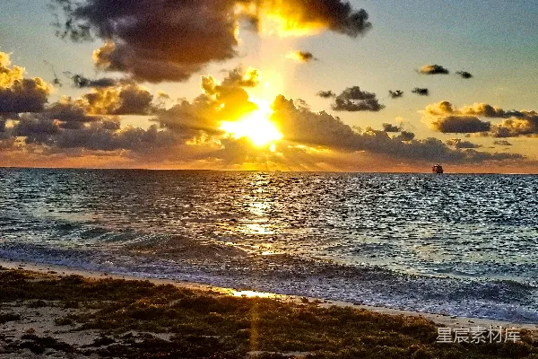 高清摄影 海浪拍打着海岸，夕阳西下。
