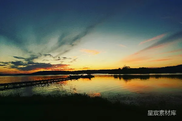 高清摄影 夕阳正在一汪水面上落下。