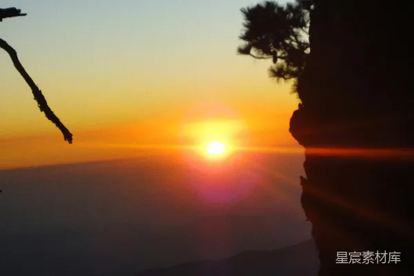 高清摄影 太阳正落在这悬崖的天际。