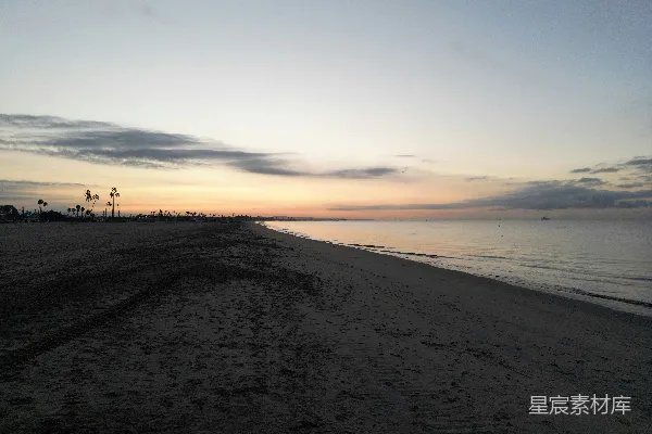 高清摄影 沙滩上，夕阳在背景中照耀着。