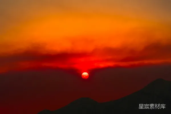 高清摄影 夕阳正在山脉上落下