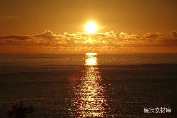 高清摄影 夕阳金光洒在海面上，阳光映照在水面上。