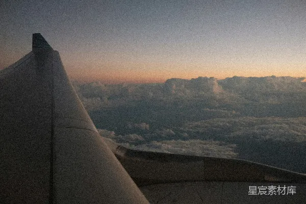 高清摄影 飞机的翅膀在夕阳下