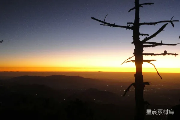 高清摄影 夕阳西下，山峦连绵。