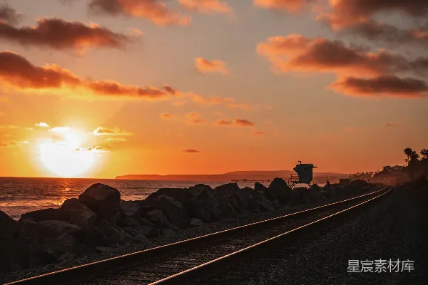 高清摄影 夕阳照耀着岩石海滩