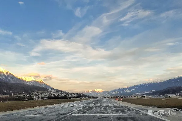 高清摄影 空旷的跑道，背景是山脉。