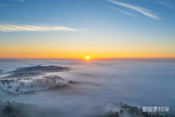 高清摄影 太阳正落在这片雾气弥漫的山谷上。