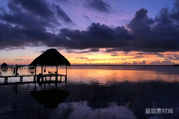 高清摄影 夕阳下水面上亭子的剪影