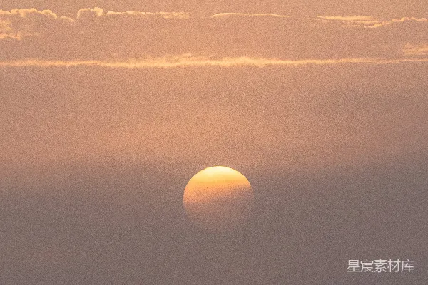 高清摄影 夕阳透过轻柔的云层洒下柔和的光辉